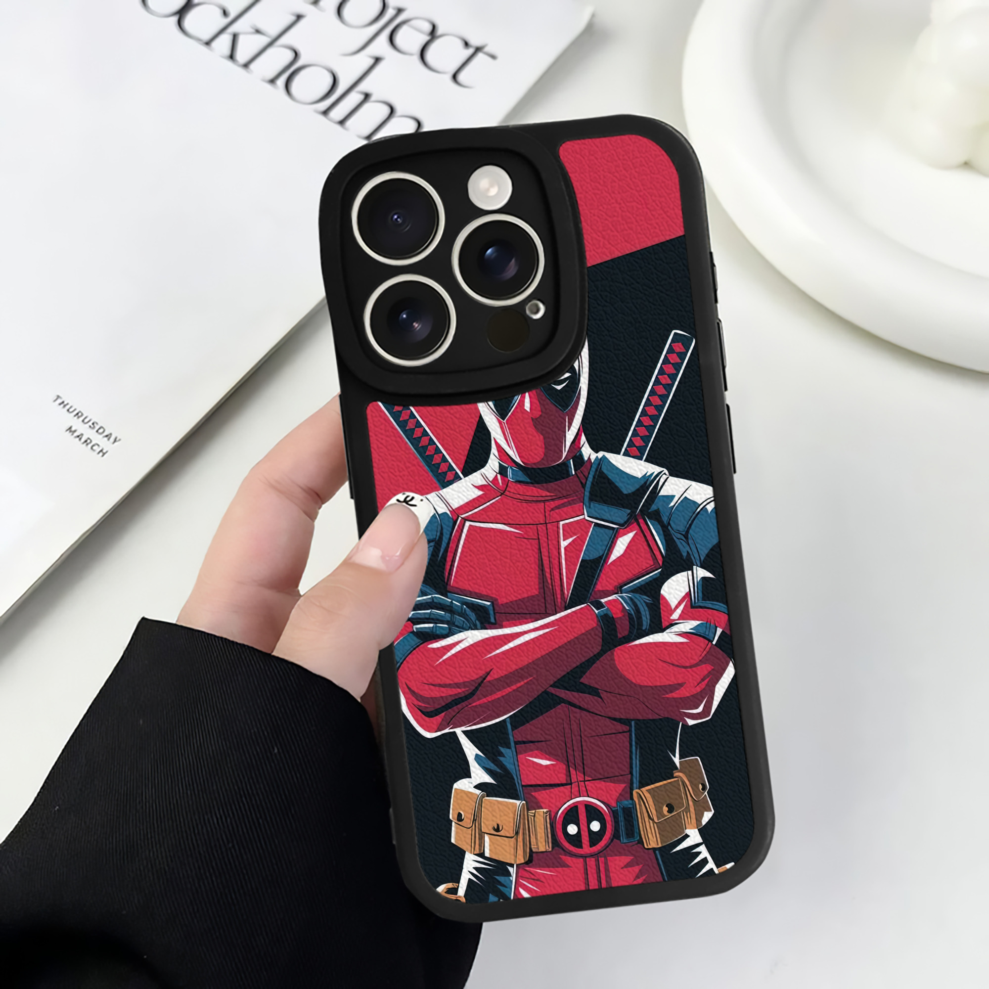 （画像用） Deadpool デッドプール 【iPhone 16シリーズ対応】シリコンスマホケース（レザー調） 材質：シリコン